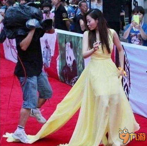 女明星被踩裙子,女明星裙摆被踩,时尚盛宴变尴尬现场 第2张 女明星被踩裙子,女明星裙摆被踩,时尚盛宴变尴尬现场 第2张