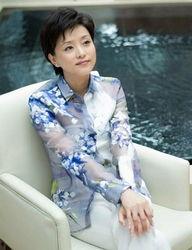 杨澜的个人资料,跨界人生,从主持人到企业家的华丽蜕变 第3张 杨澜的个人资料,跨界人生,从主持人到企业家的华丽蜕变 第3张